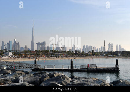 Skyline di Dubai con il Burj Khalifa visto dalla costa Foto Stock