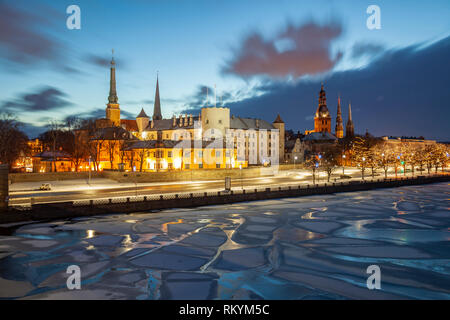 Alba d'inverno in Riga old town si vede attraverso congelati fiume Daugava. Foto Stock