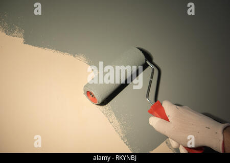 Verniciato a rullo su grigio mortaio. Foto Stock