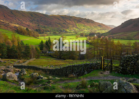 Veduta autunnale di Langdale Valley verso il Grande Langdale nel Parco Nazionale del Distretto dei Laghi, Cumbria, Inghilterra. Foto Stock