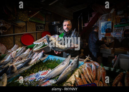 Fish monger vendita di pesci di grandi dimensioni nel Grand Bazaar di Istanbul in Turchia. Foto Stock