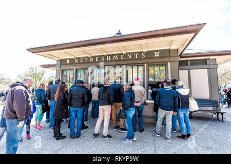 Washington DC, Stati Uniti d'America - Aprile 5, 2018: persone i turisti affollano in piedi in linea a coda rinfreschi cafe ristorante fast food kiosk nella national mall Foto Stock