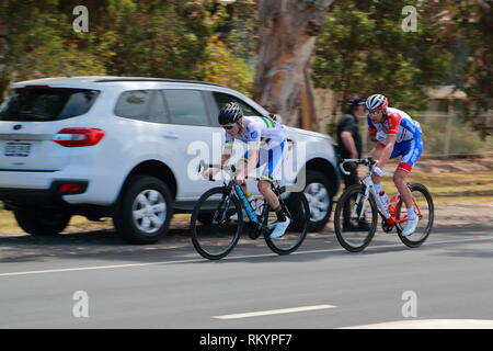 I ciclisti durante il Tour Down Under cycle race in Victor Harbor, Sud Australia Foto Stock