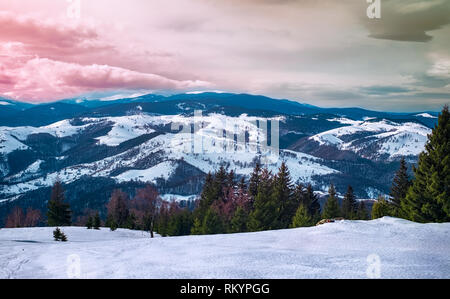 Un perfetto sfondo per le giornate invernali.in inverno le montagne Cindrel, Romania, Magura picco, 1304m Foto Stock