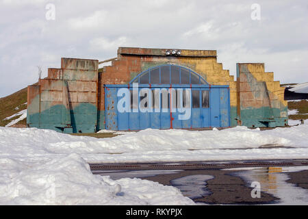 Vintage aerei militari hangar aeroporto in inverno Foto Stock