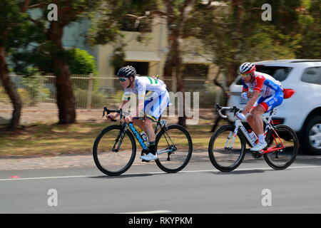 I ciclisti durante il Tour Down Under cycle race in Victor Harbor, Sud Australia Foto Stock