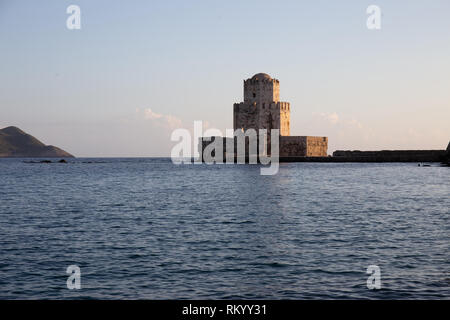 Vista distante su Burji in Methoni - fort circondato dall'acqua, Messenia Foto Stock