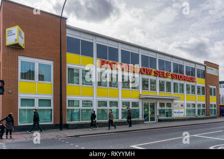 Grande giallo in Storage Kennington Lane, Londra. Foto Stock