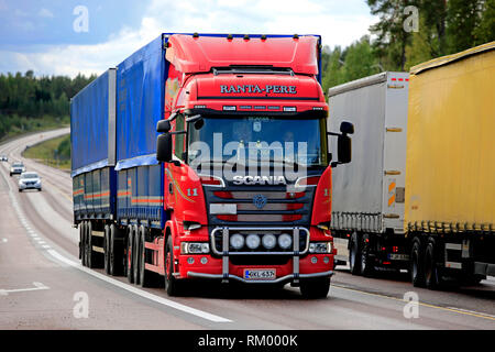 Orivesi, Finlandia - 27 agosto 2018: due carrelli di trasporto merci, rosso Ranta-Pere Scania e un altro trasportatore si incontrano a velocità sulla Highway 4 in Finlandia centrale. Foto Stock