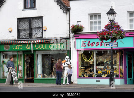 Residente di Glastonbury vestito come un Stormtrooper di Star Wars in luogo di mercato Foto Stock