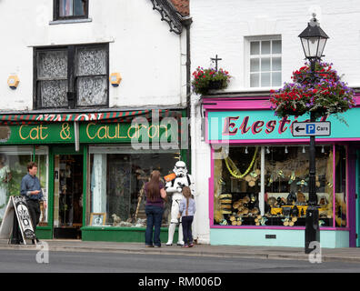 Residente di Glastonbury vestito come un Stormtrooper di Star Wars in luogo di mercato Foto Stock