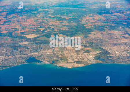 Vista aerea della zona di Uxbridge cityscape con Pickering nucleare stazione di generazione in Canada Foto Stock