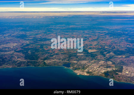 Vista aerea della zona di Uxbridge cityscape con Pickering nucleare stazione di generazione in Canada Foto Stock