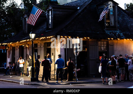 New Orleans, Stati Uniti d'America - 22 Aprile 2018: Lafitte's negozio di fabbro ferraio costruzione bar esterno nel Quartiere Francese Louisiana con luci illuminate di sera vicina Foto Stock