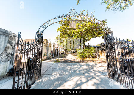New Orleans, STATI UNITI D'AMERICA Old Street giardino storico distretto in Louisiana famosa città di città con ingresso al cimitero Lafayette Foto Stock