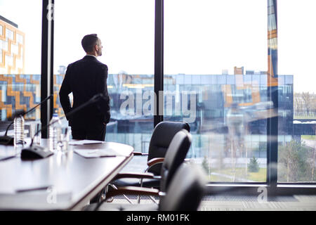 Imprenditore dalla finestra Foto Stock