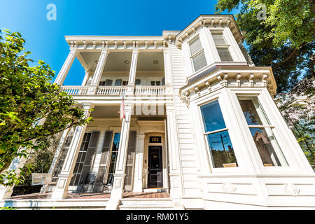 New Orleans, Stati Uniti d'America - 23 Aprile 2018: la vecchia strada giardino storico distretto in Louisiana famosa città di città con vista dettagliata del patrimonio immobiliare storica casa bianca Foto Stock