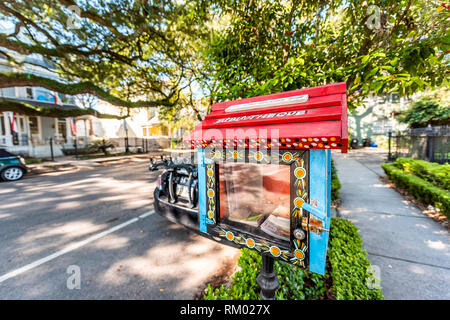 New Orleans, Stati Uniti d'America - 23 Aprile 2018: Mini piccola libreria gratuita bibliotheque in uptown Garden District con libri da marciapiede ampio angolo e nessuno Foto Stock