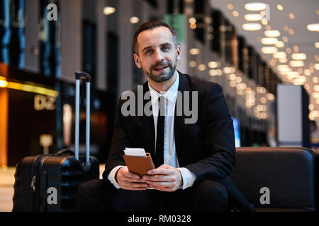 Andando per il viaggio di lavoro Foto Stock