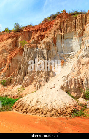 Un magnifico paesaggio con sabbia arancione scogliere in Fairy Stream, Vietnam Foto Stock