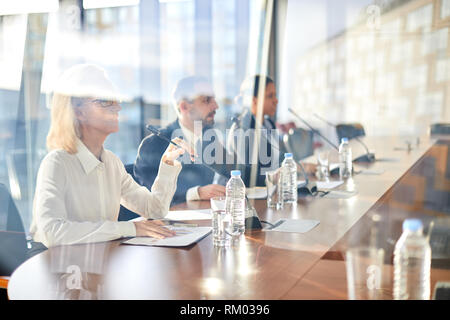 Gli altoparlanti di conferenze di affari Foto Stock