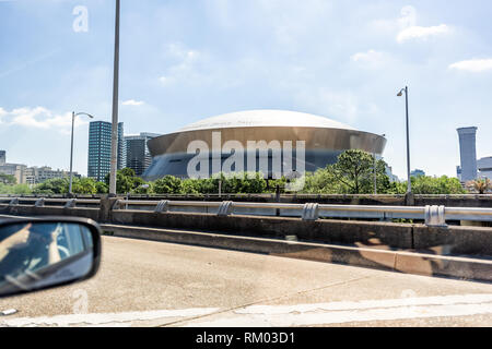 New Orleans, Stati Uniti d'America - 23 Aprile 2018: Famosi Mercedes-Benz Superdome stadium in Louisiana con finestrino lato sulla giornata di sole Foto Stock