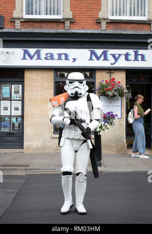 Residente di Glastonbury vestito come un Stormtrooper di Star Wars in luogo di mercato Foto Stock