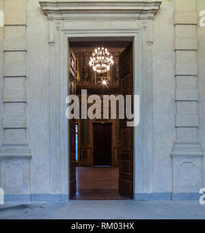 Torino, Italia - 22 gennaio 2007. Ingresso della sala d'onore della 'Villa Amoretti' (XVIII secolo). La villa ospita ora uno dei pubblici della città libra Foto Stock