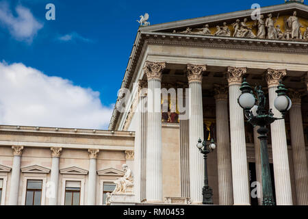 Lo storico parlamento austriaco costruzione completata nel 1883 e situato sul boulevard Ringstrabe nel primo distretto di Vienna Foto Stock