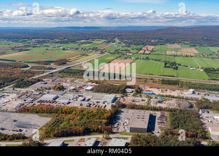 Vista aerea di Saint-Augustin-de-Desmaures area con Autunno a colori in Canada Foto Stock