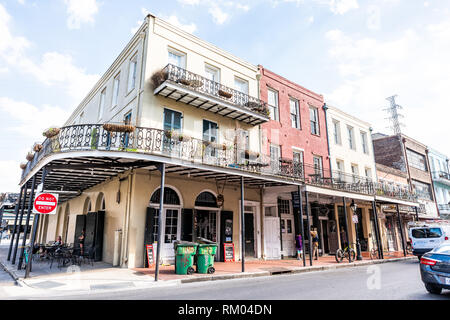 New Orleans, Stati Uniti d'America - 23 Aprile 2018: città vecchia Decatur Street in Louisiana famosa città con i negozi i negozi durante la mattina di sole di giorno e di ghisa corner bu Foto Stock