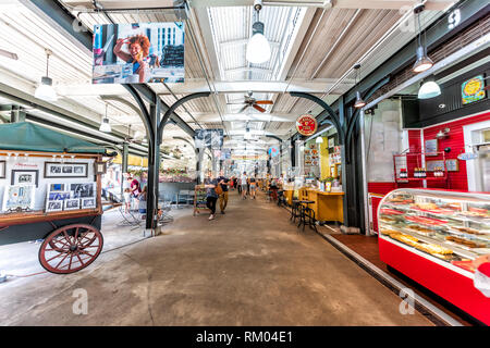 New Orleans, Stati Uniti d'America - 23 Aprile 2018: Centro storico Quartiere Francese cibo all'aperto e il mercato delle pulci all'interno entrata in Louisiana famoso della città durante il giorno shopp Foto Stock