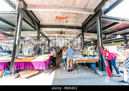 New Orleans, Stati Uniti d'America - 23 Aprile 2018: Centro storico Quartiere Francese all'aperto il mercato delle pulci di ingresso interno in Louisiana famosa cittadina città durante la giornata a fare shopping Foto Stock