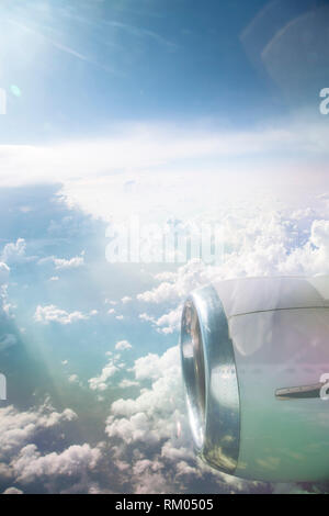 Vista dall'aereo finestra le nuvole bianche Foto Stock