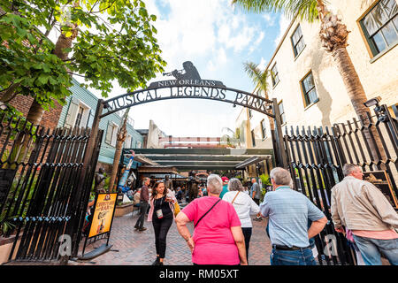 New Orleans, Stati Uniti d'America - 23 Aprile 2018: famoso jazz musica le tre grandi su Bourbon Street a leggende della musica Park con il segno e la gente turisti da entra Foto Stock