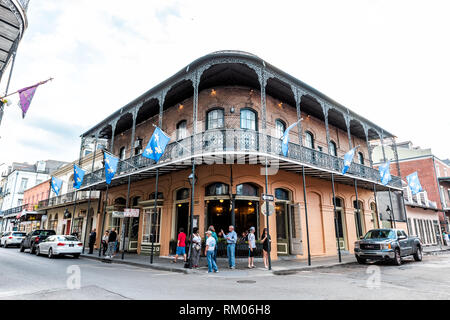 New Orleans, Stati Uniti d'America - 23 Aprile 2018: città vecchia Royal e St Ann Street in Louisiana famosi negozi della città in serata con dei balconi in ferro ristorante il mais Foto Stock