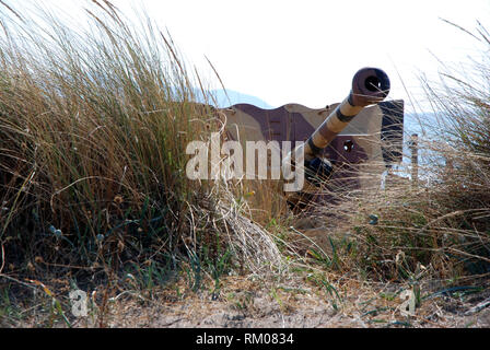 Seconda guerra mondiale italiano anti-serbatoio cannon distribuito sulla spiaggia di Paestum durante la rievocazione storica di salerno sbarco 1943 Foto Stock