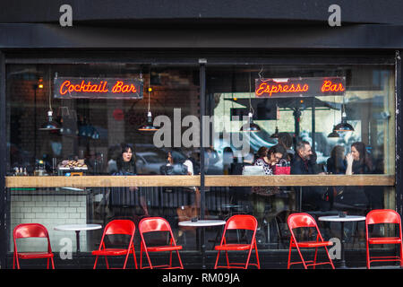 Shoreditch Cafe - l'iconico Shoreditch Grind Cafe sulla Silicon Roundabout di Londra / Old Street Roundabout. Hipster Cafe London. Foto Stock