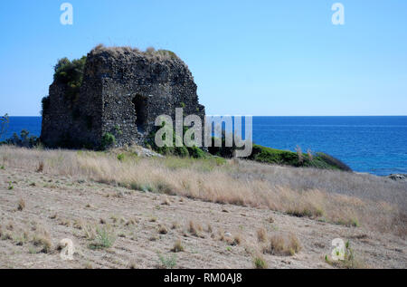 Rovine del quadrangolare tipica medievale torre di avvistamento anti-saracen in posizione affacciato sul mare orizzonte sul mar Tirreno cilento Foto Stock