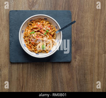 Freschi tagliatelle in un pomodoro e basilico salsa. Foto Stock