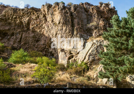 Vista sulla gola di Geghama ridge e conserve di angolo con ingresso ad arco alla grotta chiesa vicino Monastero di Geghard di Armenia Foto Stock