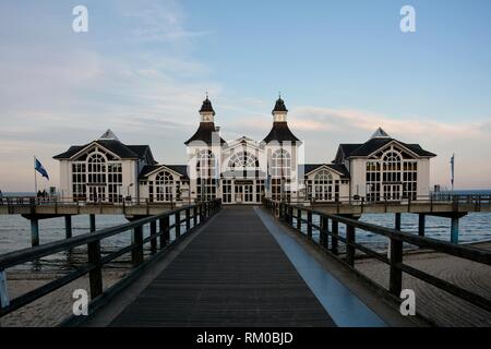 Retro dello storico Molo di Sellin su Rügen in Germania con il ponte di legno Foto Stock