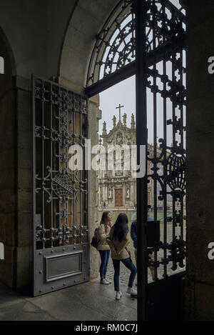 La gente si ripara dalla pioggia sotto i portici del Rettorato dell'università della città di Porto, Portogallo, Europa Foto Stock