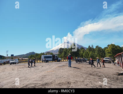 Turismo a Paso de Cortes in Izta-Popo Zoquiapan National Park e la vista del vulcano Popocatepetl, Amecameca, in Messico, nel settembre 30, 2018 Foto Stock