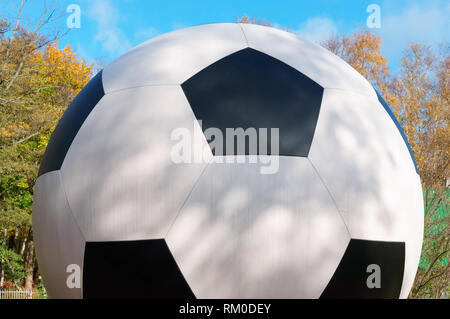 Regione di Kaliningrad, Svetlogorsk, Russia, 28 ottobre 2018. Art Object pallone da calcio nel Parco. Foto Stock