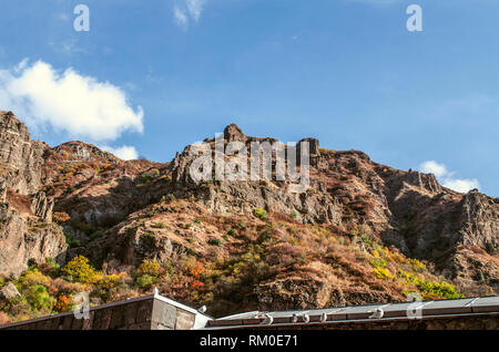 I piccioni sul tetto crogiolarsi al sole autunnale su uno sfondo di montagne di Geghama mountain range, vicino al Monastero di Geghard in Armenia Foto Stock