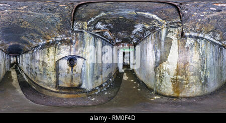 Visualizzazione panoramica a 360 gradi di Full seamless panorama a 360 gradi angolo di vista all'interno rovinato militari abbandonate underground casemates fortezza della Prima Guerra Mondiale in equirectangula