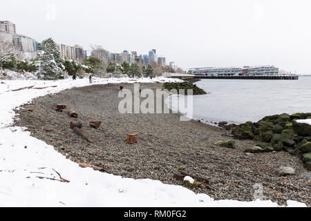 Seattle, Washington: visitatori godere la spiaggia in Myrtle Edwards Park come una forte tempesta di neve si rompe dopo aver lasciato sei pollici di neve in città. Foto Stock