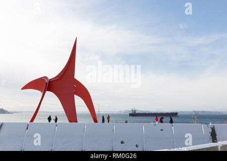 Seattle, Washington: Alexander Calder's " Eagle " brilla al sole in Olympic Sculpture Park come una forte tempesta di neve si rompe dopo aver lasciato sei pollici Foto Stock