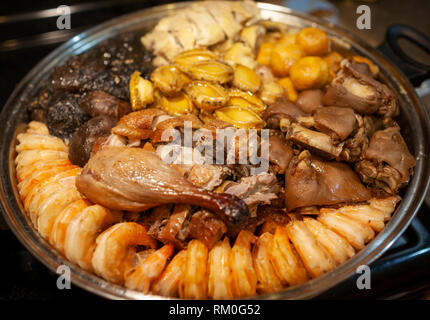 Cinese tradizionale nuova cucina anno noto come Poon Choi, letteralmente tradotto come grande ciotola festa, lavandino cucina cinese o casseruola. Originato in Hon Foto Stock